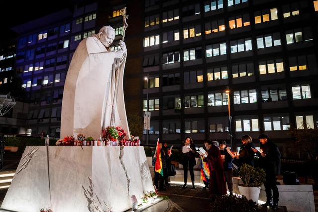 Eine Gruppe von Glubigen aus Bolivien...Papst Franziskus im Krankenhaus liegt.  | Foto: Stefano Costantino (dpa)