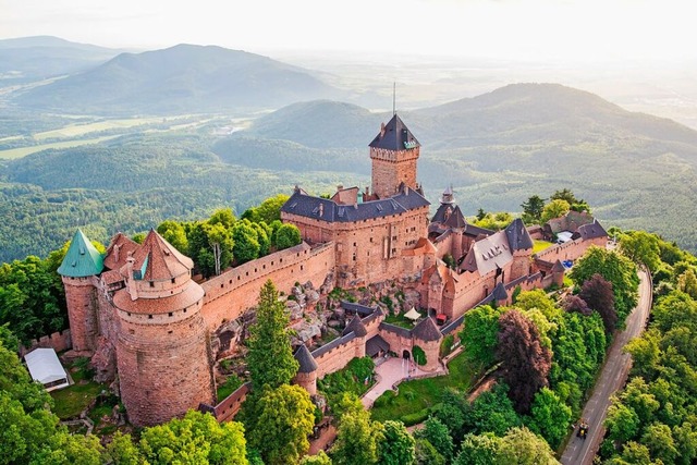 Thront hoch ber dem Elsass: die Hohknigsburg<Fett></Fett>  | Foto: Tristan Vuano (Alsace Destination Tourisme)