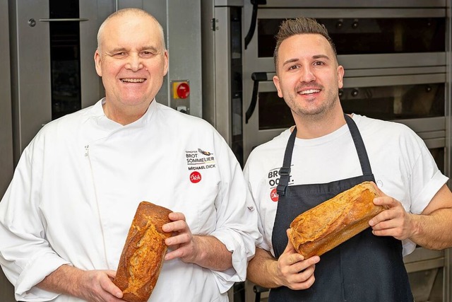 Michael und Christian Dick (von links) mit Roggenvollkornbrot  | Foto: Christian Dick