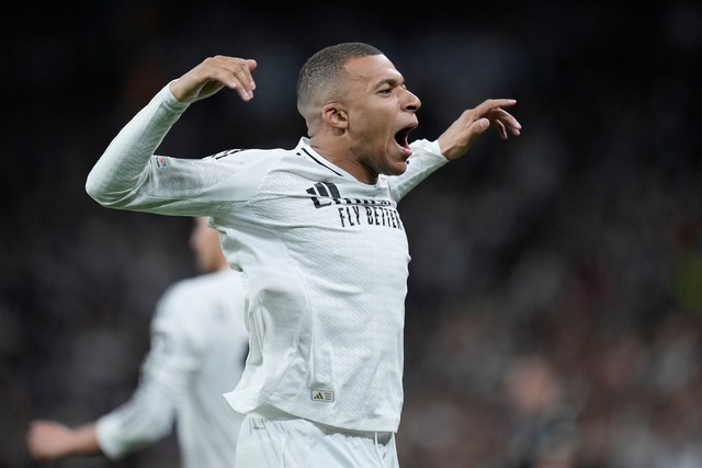 Gl&auml;nzte mit einem Dreierpack: Kylian Mbapp&eacute;  | Foto: Bernat Armangue/AP/dpa