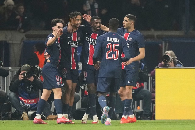 Souver&auml;n ins Achtelfinale: Die Profis von Paris Saint-Germain jubeln.  | Foto: Michel Euler/AP/dpa