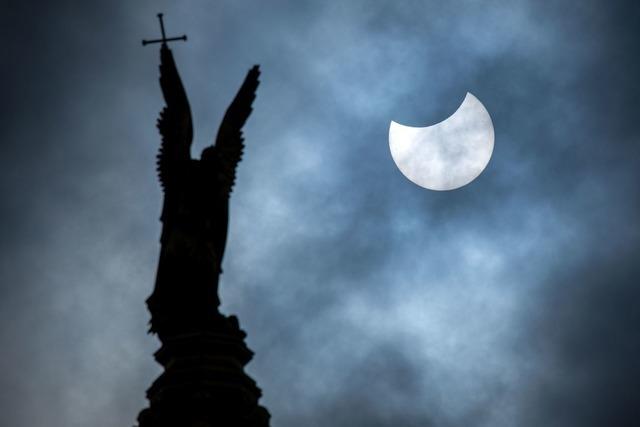 Sonne, Mond und Sterne im Mrz - Mond- und Sonnenfinsternis