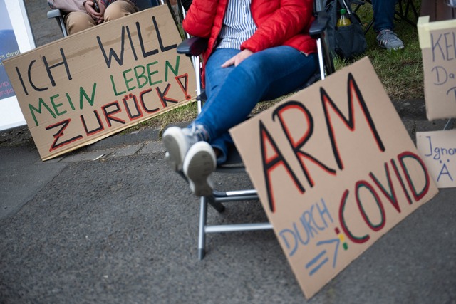 Eine Long-Covid-Selbsthilfegruppe aus ...Pfalz demonstrierte 2023. (Archivbild)  | Foto: Sebastian Gollnow/dpa