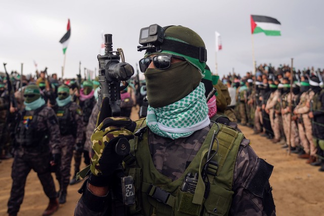 Vermummte K&auml;mpfer der Hamas bei der &Uuml;bergabe von vier toten Geiseln  | Foto: Abdel Kareem Hana/AP/dpa