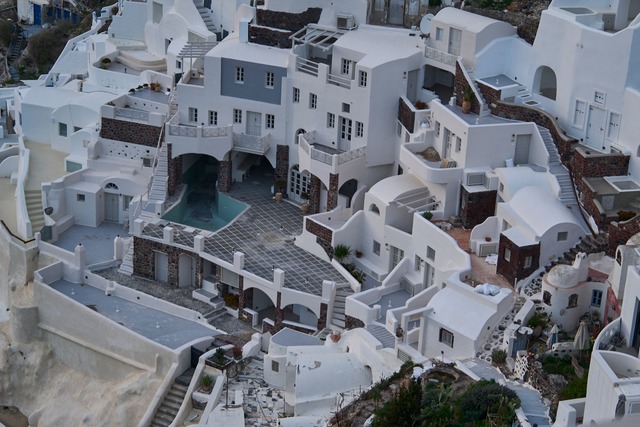 Santorini ist eine beliebte Urlaubsins...ochen bebt dort die Erde. (Archivbild)  | Foto: Petros Giannakouris/AP/dpa