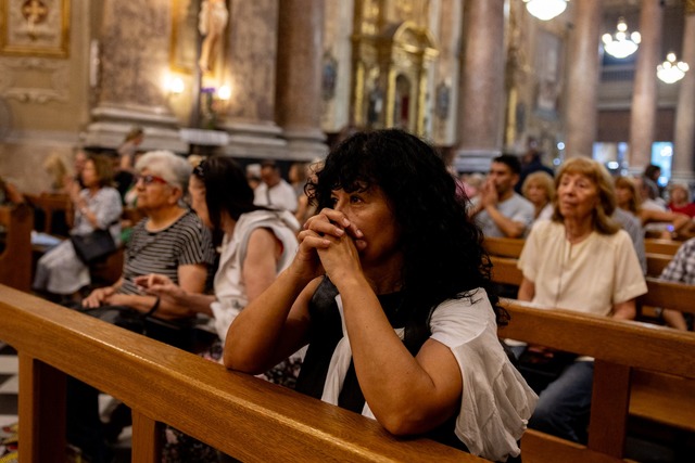 Sorge um den Papst: Gl&auml;ubige nehm...eacute; de Flores in Argentinien teil.  | Foto: Cristina Sille/dpa