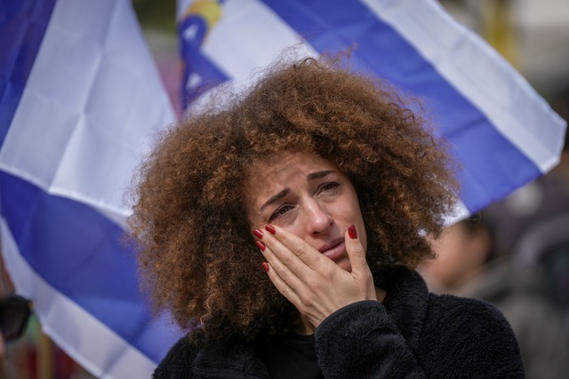 Weinende Frau auf dem Platz der Geiseln in Tel Aviv.  | Foto: Oded Balilty/AP/dpa