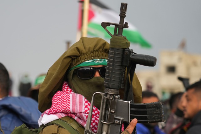 Vermummter K&auml;mpfer der Terrororganisation Hamas vor der &Uuml;bergabe.  | Foto: Abdel Kareem Hana/AP/dpa