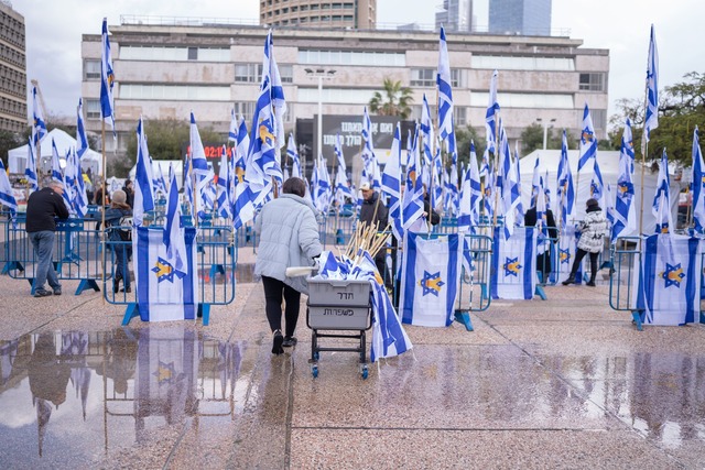 Menschen auf dem Platz der Geiseln in Tel Aviv.  | Foto: Ilia  Yefimovich/dpa