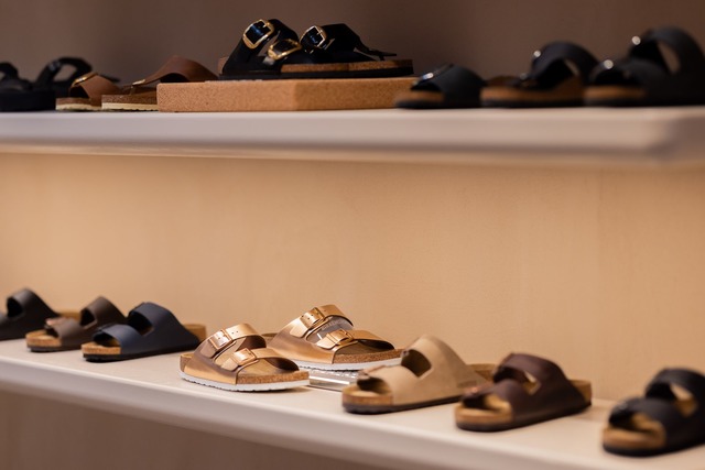 Am h&ouml;chsten deutschen Zivilgerich...s um die Kultsandalen von Birkenstock.  | Foto: Rolf Vennenbernd/dpa