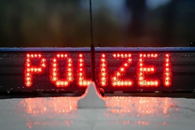 Die Polizei sucht den Halter eines beschdigten Autos in Hausen