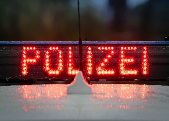 Das Polizeirevier Schopfheim sucht den Halter des Fahrzeugs.  | Foto: Soeren Stache (dpa)