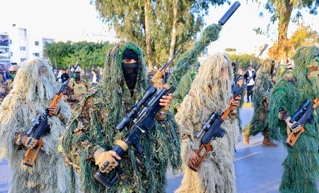 Gute Tarnung: Scharfsch&uuml;tzen der ...damaligen Herrschers Gaddafi richtete.  | Foto: Yousef Murad/AP/dpa