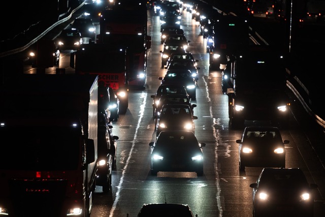 Auf der A81 hat sich der Verkehr kilometerlang gestaut. (Symbolbild)  | Foto: Marijan Murat/dpa