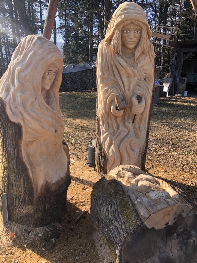 Holzskulpturen des Freiburger Bildhauers Thomas Rees auf der Pfeiferalp  | Foto: Claudia Fler 