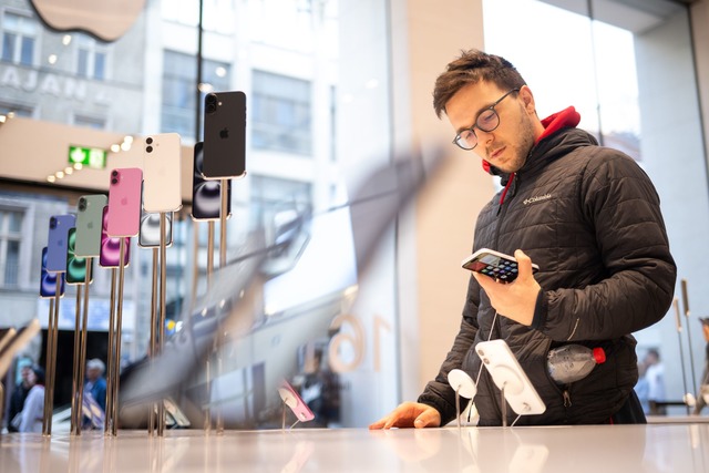 Smartphone-K&auml;ufer in Deutschland ...er auf KI-Funktionen des Ger&auml;tes.  | Foto: Sebastian Christoph Gollnow/dpa