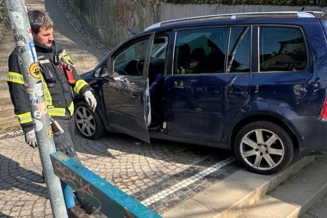 Autofahrer fhrt sich auf Fuweg am Freiburger Schlossberg fest – Feuerwehr muss helfen