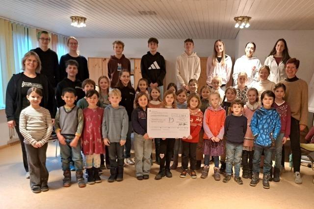 2700-Euro-Spende fr die Reise des kumenischen Kinder- und Jugendchors Denzlingen