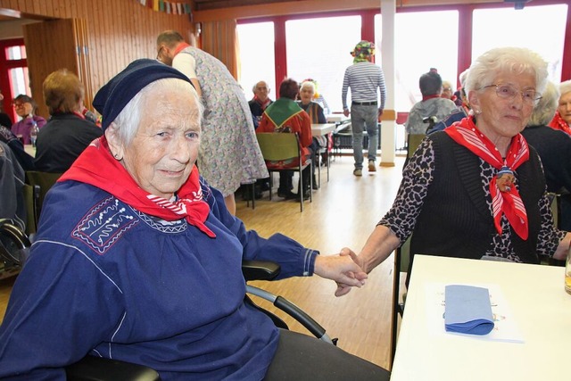 Josefine Dreher (links) war eine der ltesten Teilnehmer an der Seniorenfasnet.  | Foto: Heidi Rombach