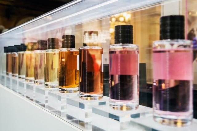 Ein Mann hat versucht, in  Lrrach hochwertige Parfums zu stehlen (Symbolfoto).  | Foto: OlegDoroshin  (stock.adobe.com)