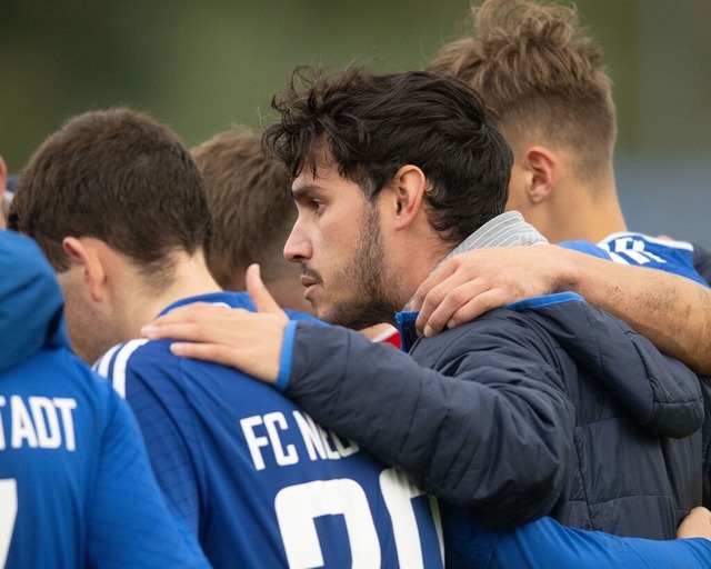 Im Schulterschluss mit seinen Spielern... Waldvogel den Klassenerhalt schaffen.  | Foto: Wolfgang Scheu