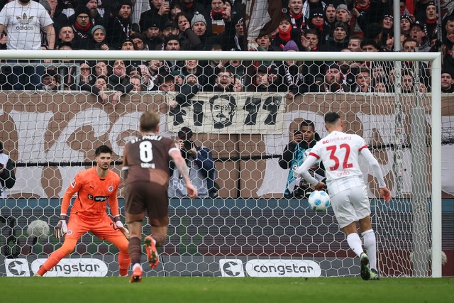 Vom Punkt klappt es derzeit eher nicht...nutzte bei St. Pauli die Chance nicht.  | Foto: Christian Charisius/dpa