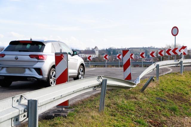 Leitplanke in der Nhe der So-Da-Brcke bei Gottenheim touchiert und weitergefahren