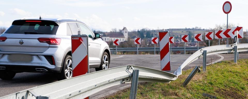 Leitplanke in der Nhe der So-Da-Brcke bei Gottenheim touchiert und weitergefahren