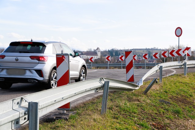 In der Nhe der So-Da-Brcke zeugt noc...eitplanke von dem mutmalichen Unfall.  | Foto: Hubert Gemmert 