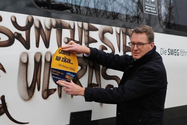 SWEG will mit ironischen Aufklebern gegen Graffiti auf Zgen wie der Mnstertalbahn vorgehen