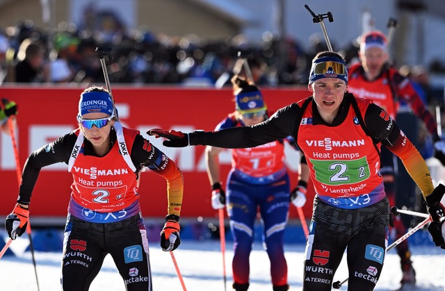 Justus Strelow &uuml;bergibt an seine ...el-Teamkollegin Franziska Preu&szlig;.  | Foto: Martin Schutt/dpa