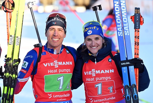 Die neuen Weltmeister: Julia Simon (r) und Quentin Fillon Maillet  | Foto: Martin Schutt/dpa