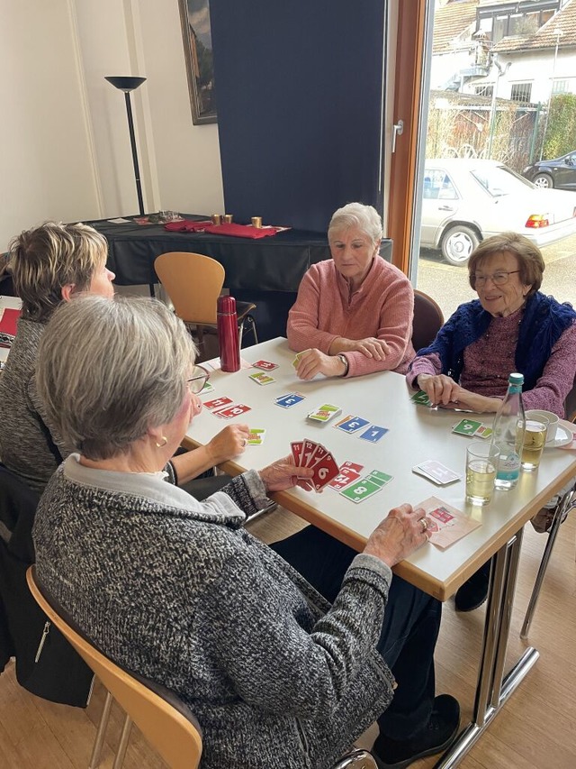 Gste des Spielenachmittags 60+ in Grenzach spielen Skip-Bo  | Foto: Seniorenbro Grenzach