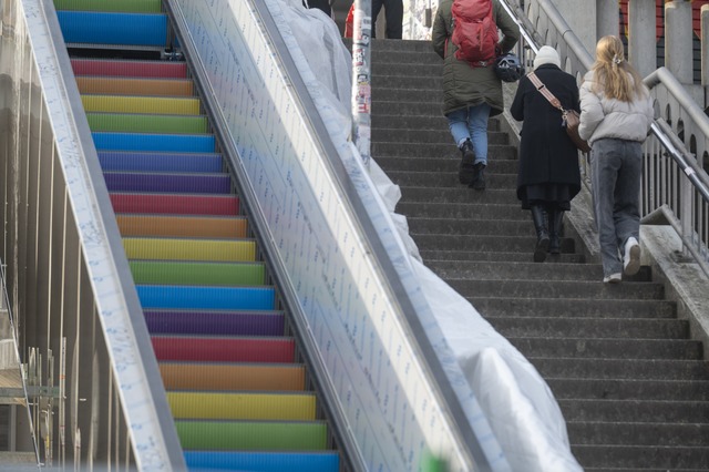 Bunt statt grau: die neue Rolltreppe an Gleis 1  | Foto: Patrick Seeger/Stadt Freiburg