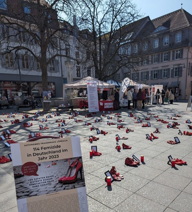 Weltfrauentag 2024 auf dem Marktplatz ...elnen Femizid in Deutschland sichtbar.  | Foto: Anna Thomas