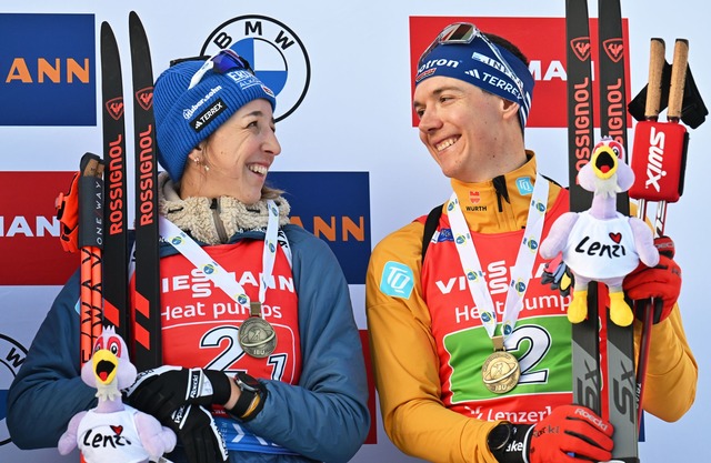 Franziska Preu&szlig; und Justus Strelow strahlen auf dem Siegerpodest.  | Foto: Martin Schutt/dpa