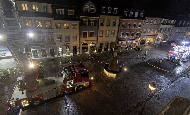 Mit Blaulicht, ohne Sirene: Die Feuerwehr bt auf dem Waldkircher Marktplatz.  | Foto: Patrik Mller