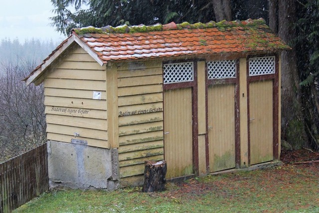 Das denkmalschtzwrdige Toilettenhuschen hat lngst ausgedient.  | Foto: Christa Maier