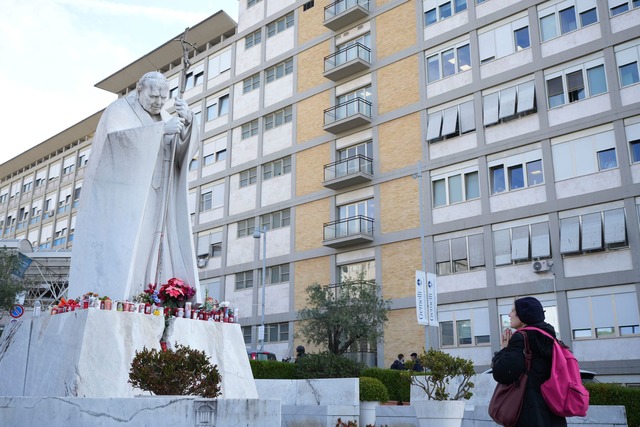 Papst Franziskus ist bereits seit fast einer Woche im Krankenhaus.  | Foto: Alessandra Tarantino/AP/dpa