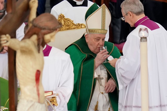 Franziskus geht es seit Wochen schlecht. (Archivbild)  | Foto: Alessandra Tarantino/AP/dpa