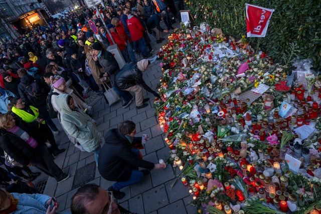 Gedenken f&uuml;r die Anschlagsopfer von M&uuml;nchen  | Foto: Peter Kneffel/dpa