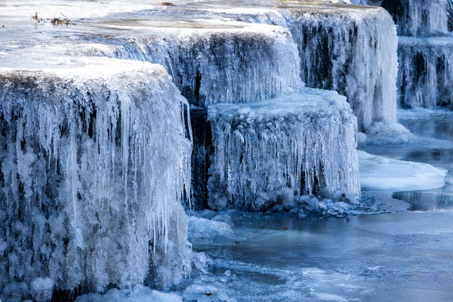 Vereister Wasserfall  | Foto: Jens B&uuml;ttner/dpa