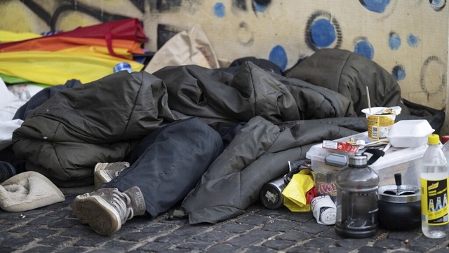 Die  Zahl von Menschen im Land in prek...er ohne jede Unterkunft ist gestiegen.  | Foto: Marijan Murat (dpa)