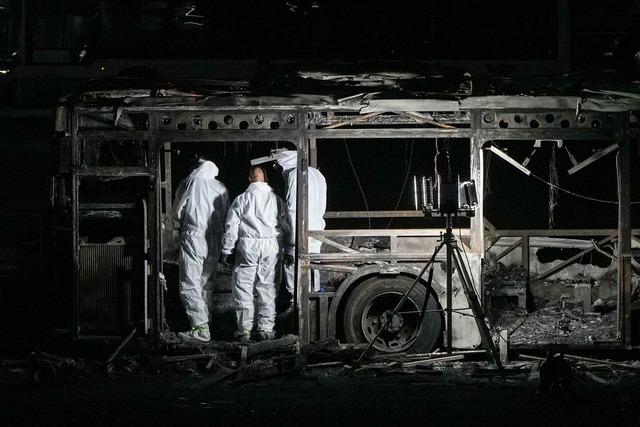 Israels Polizei spricht nach den Bus-E...m "mutma&szlig;lichen Terroranschlag".  | Foto: Ohad Zwigenberg/AP/dpa