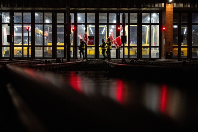 Im Nahverkehr von Baden-W&uuml;rttembe...m Freitag zu Warnstreiks. (Archivbild)  | Foto: Marijan Murat/dpa