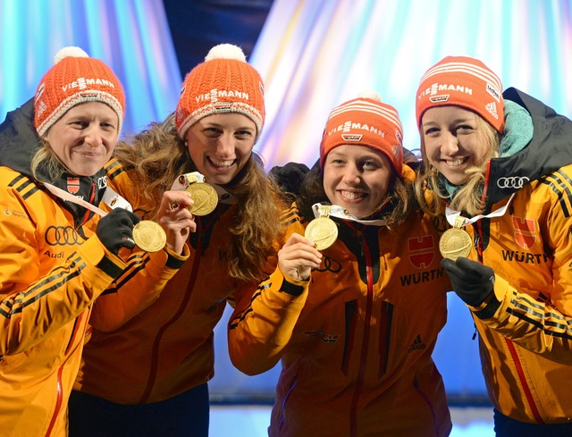 Franziska Hildebrand, Vanessa Hinz, La...u&szlig; mit ihren Goldmedaillen 2015.  | Foto: picture alliance / dpa