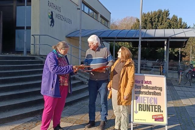 Linke bergibt Unterschriften in Merzhausen gegen hohe Mieten