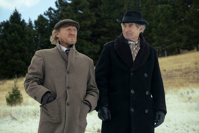 Jerome Flynn (l) als Banner Creighton ...1923" die Existenz der Dutton-Familie.  | Foto: ---/Paramount+/dpa