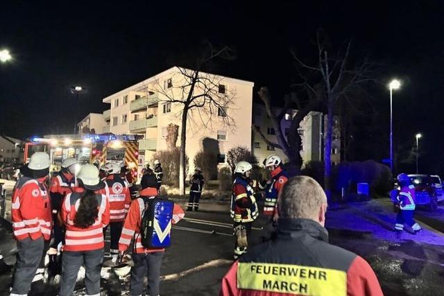 Kruterverbrennung auf einem Balkon in March-Holzhausen lst Groeinsatz der Feuerwehr aus