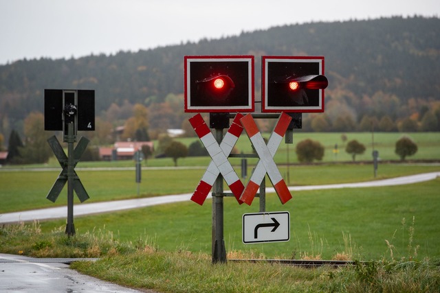 An einem unbeschrankten Bahn&uuml;berg...ahe einen Unfall gegeben. (Symbolbild)  | Foto: Lennart Preiss/dpa